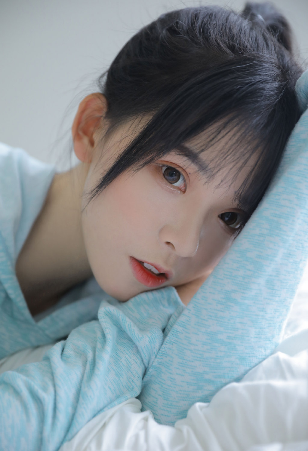 床上美女图片