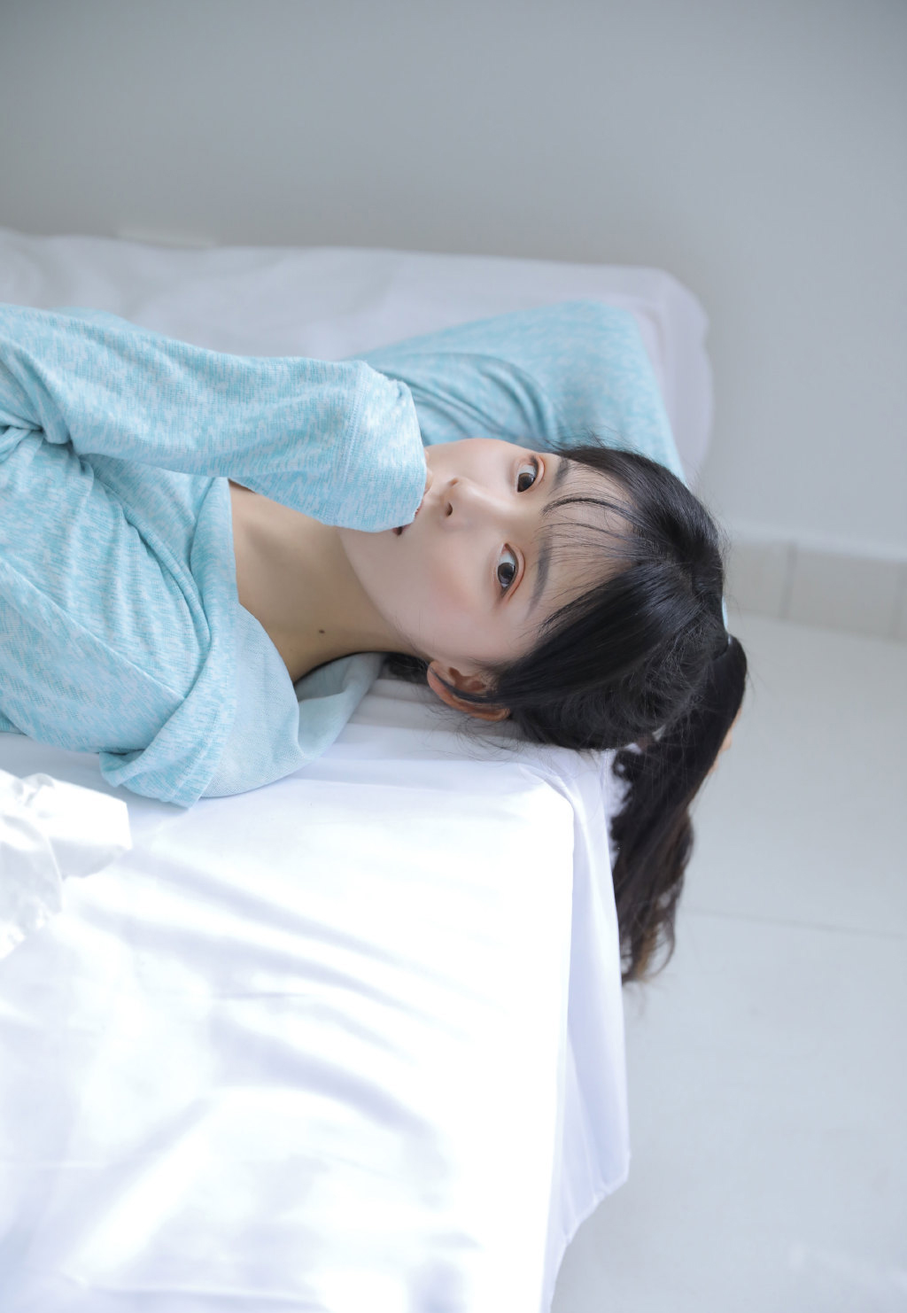 床上美女图片