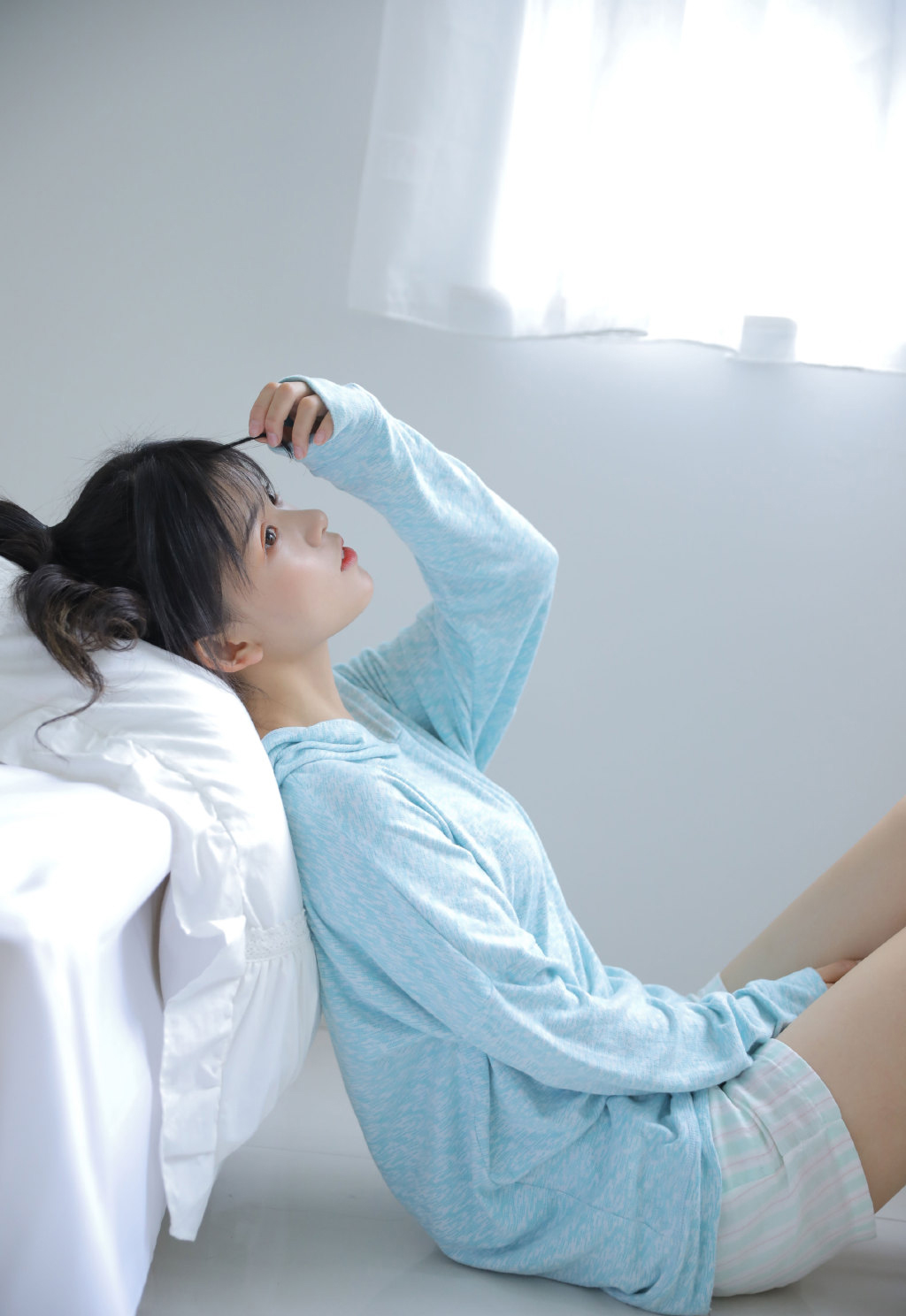 床上美女图片