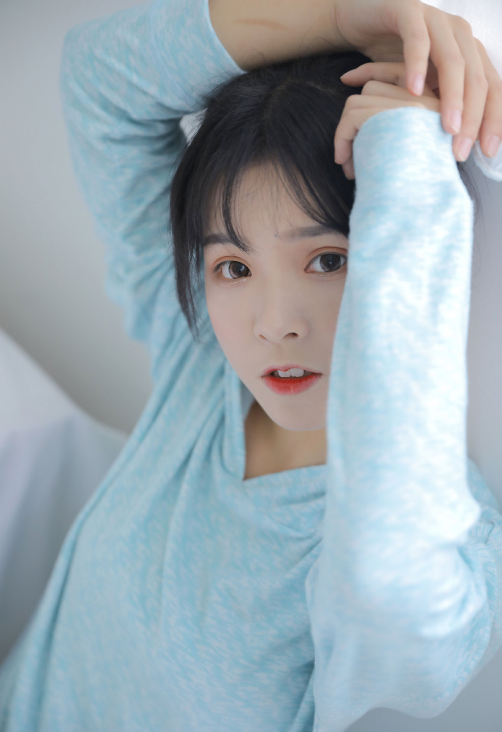 床上美女图片