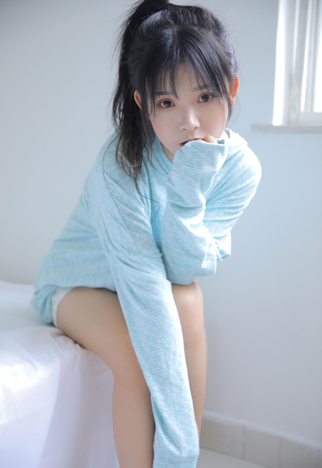 床上美女图片