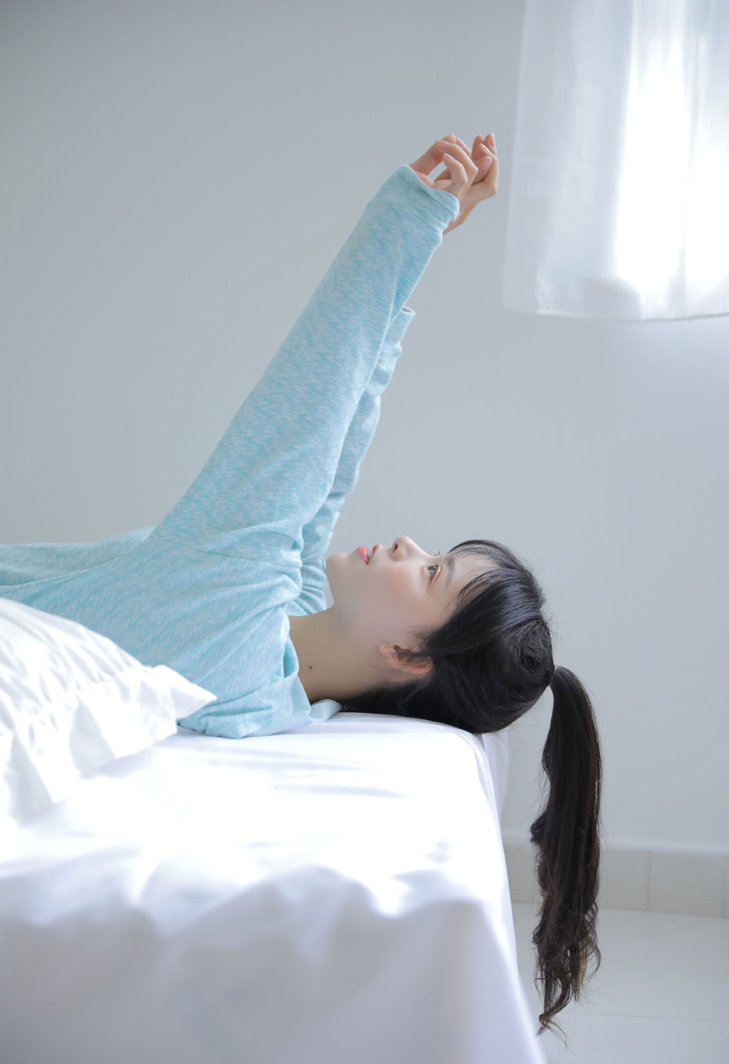 床上美女图片