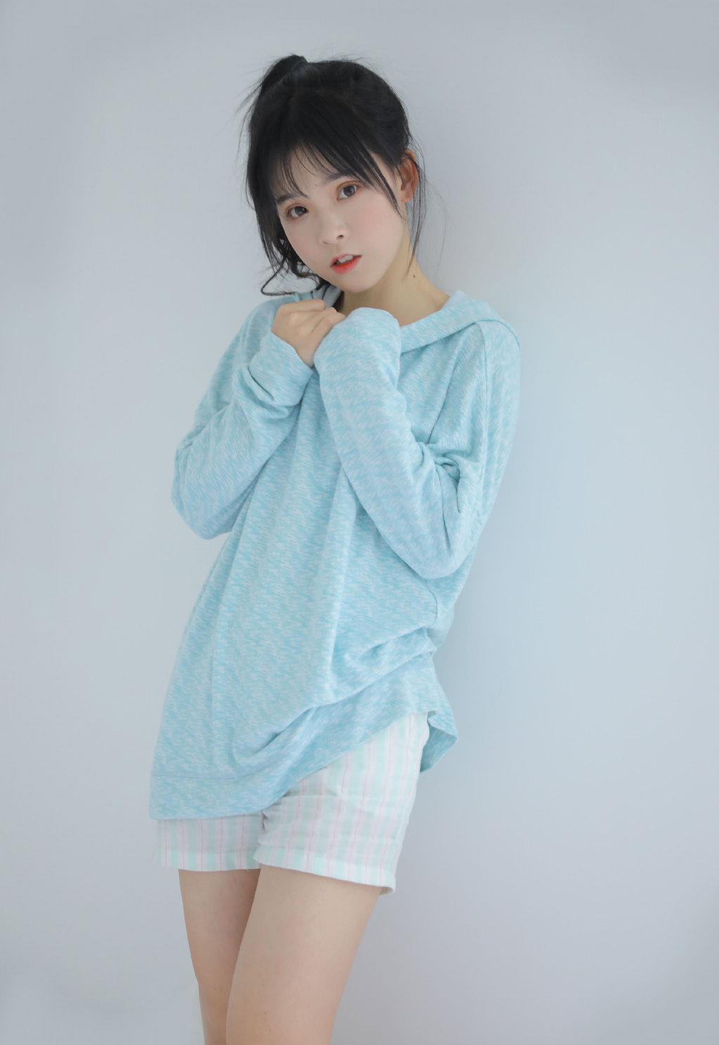 床上美女图片