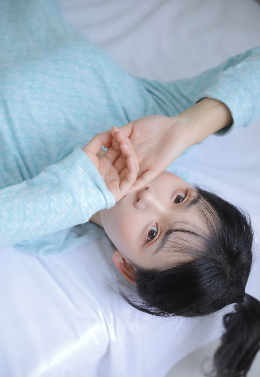 床上美女图片