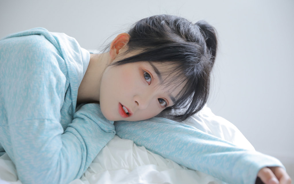 床上美女图片