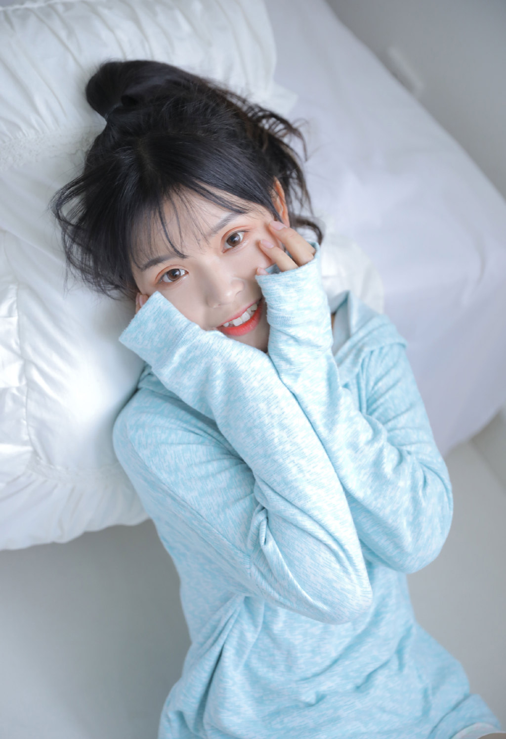 高清清纯床上美女粉红诱惑大胆美女写真图片