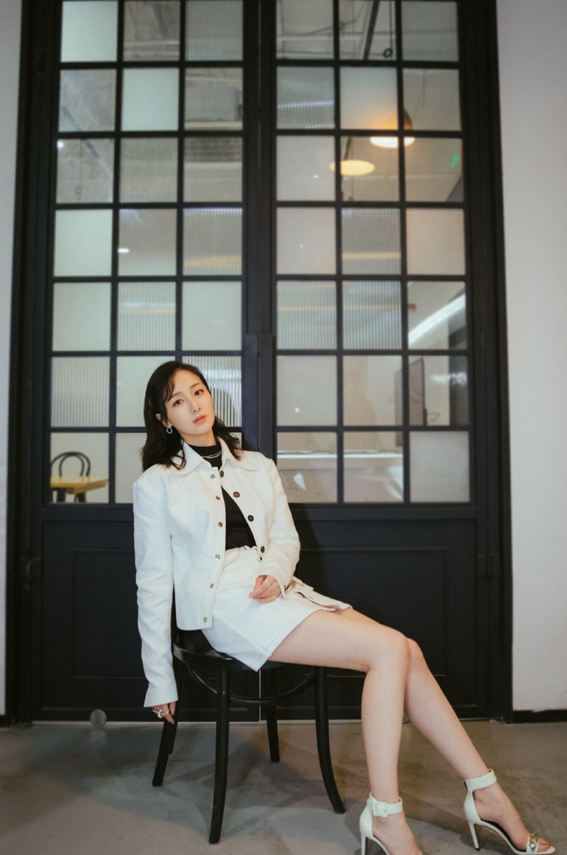 中国内地内蒙古自治区牙克石女演员叶青时尚摩登黑白写真图片图片