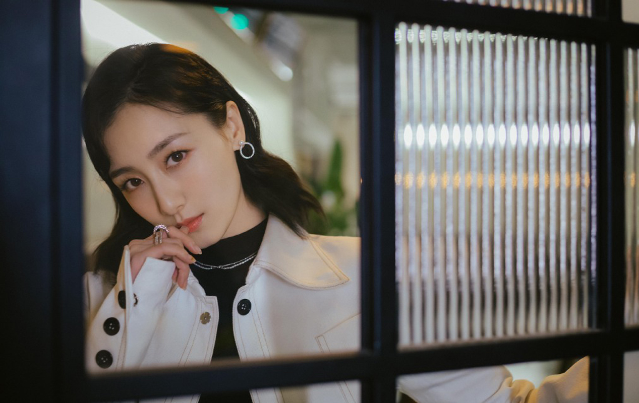 中国内地内蒙古自治区牙克石女演员叶青时尚摩登黑白写真图片图片