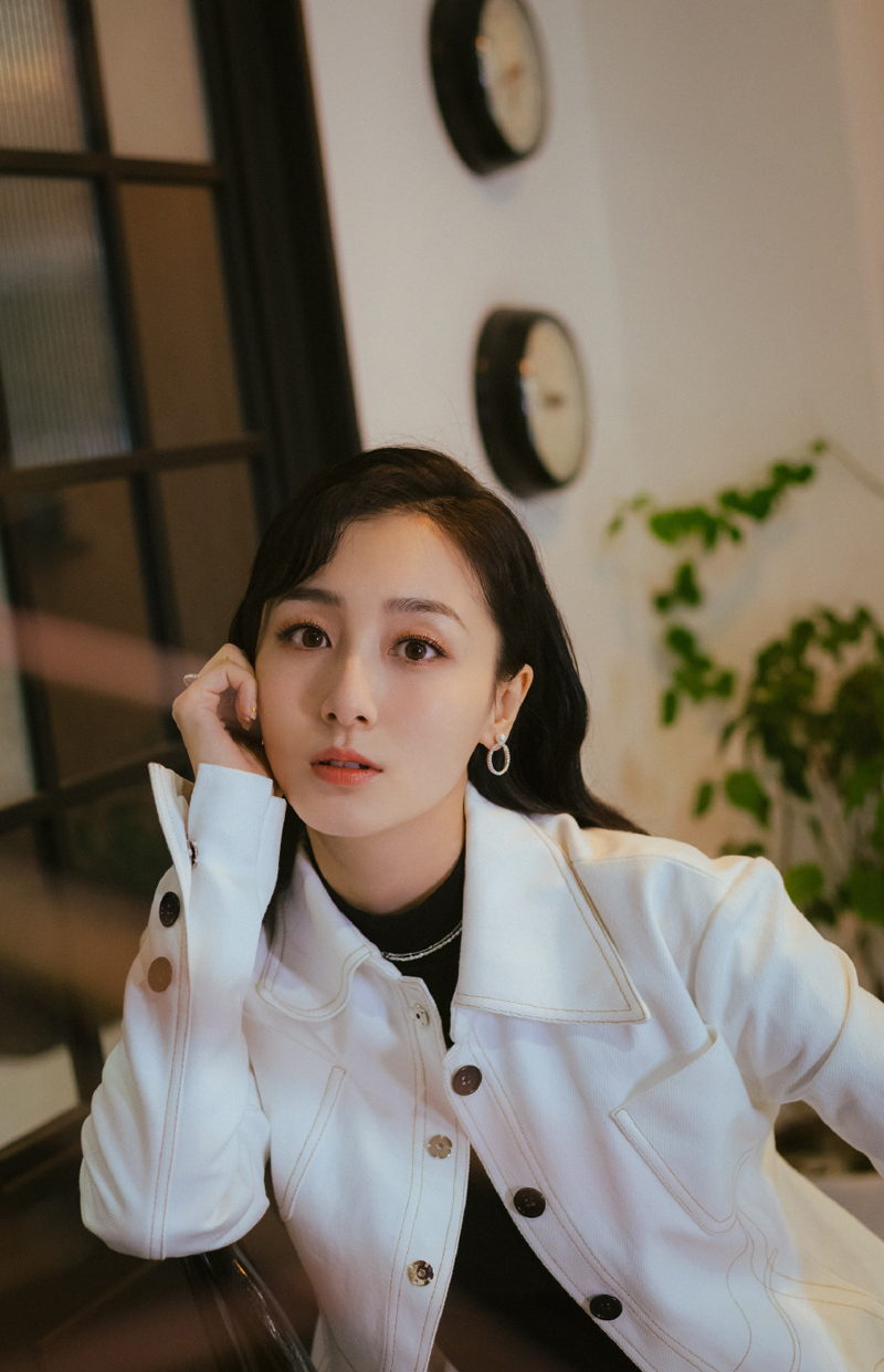 中国内地内蒙古自治区牙克石女演员叶青斜肩豹纹裙性感写真图片图片