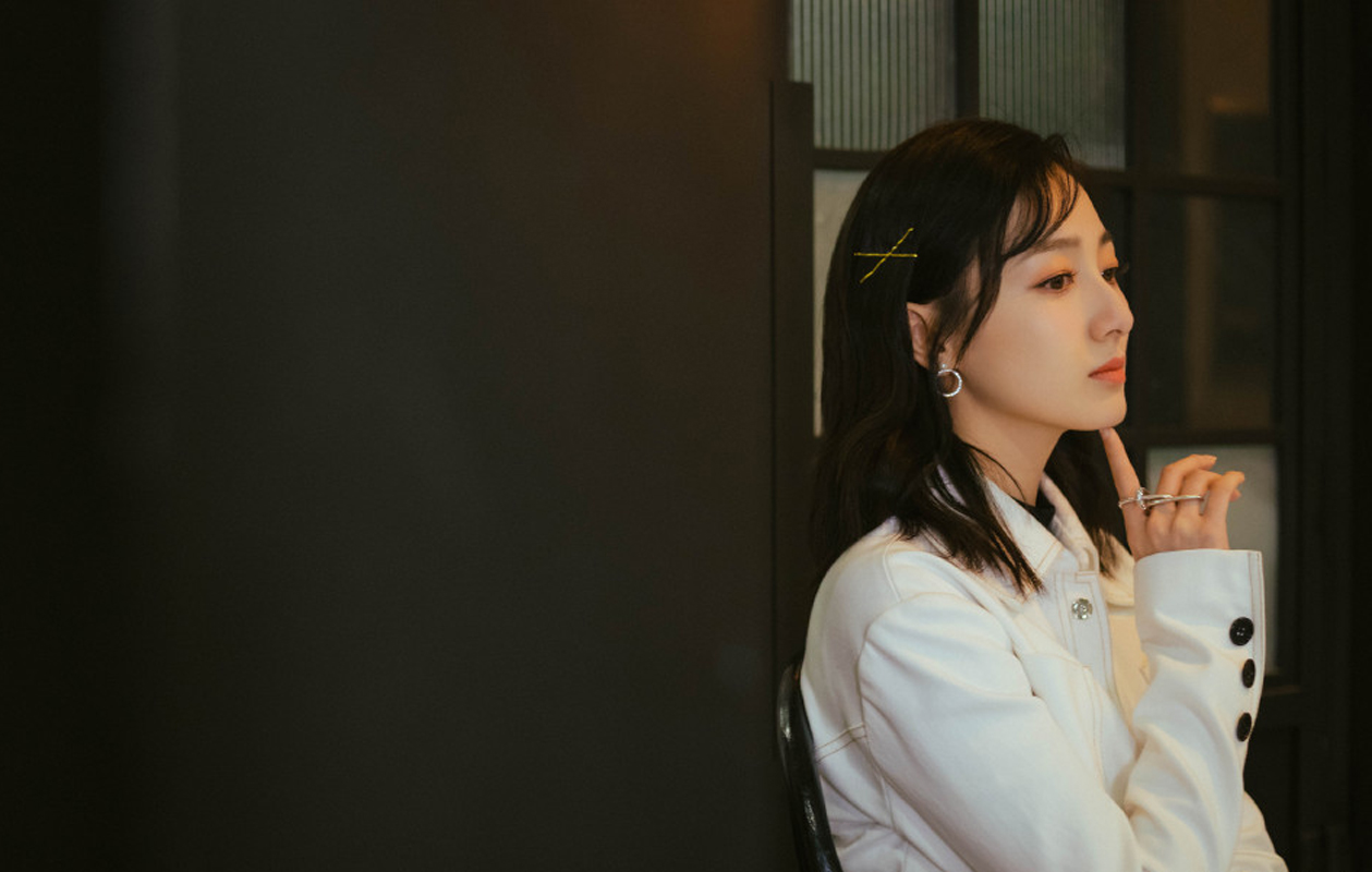 中国内地内蒙古自治区牙克石女演员叶青时尚摩登黑白写真图片图片