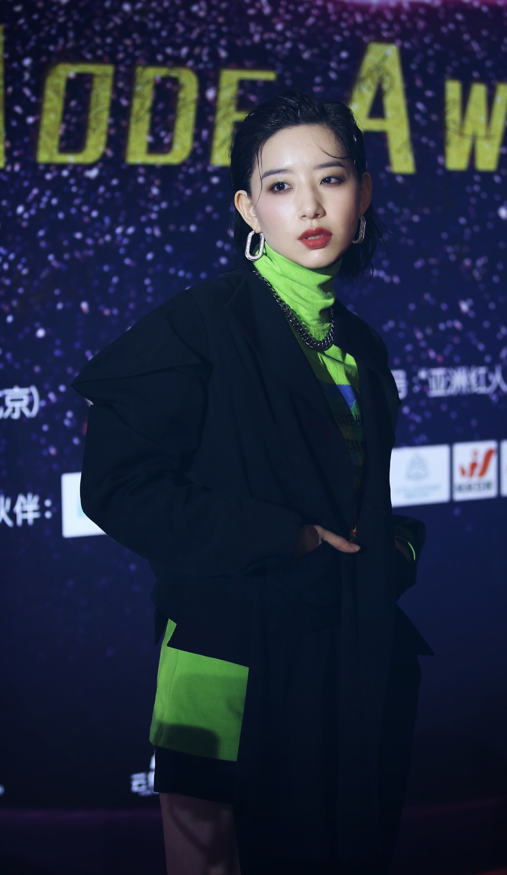 高清四川成都美女李斯丹妮获奖照图片图片