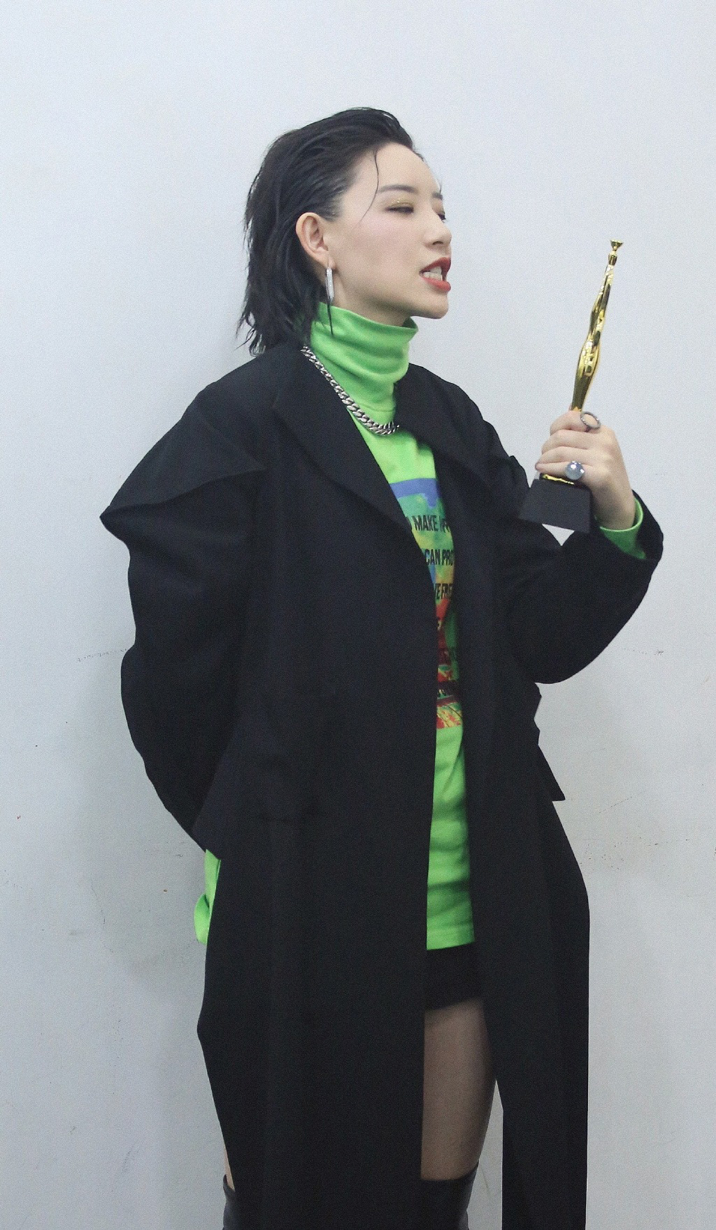 高清四川成都美女李斯丹妮获奖照图片图片