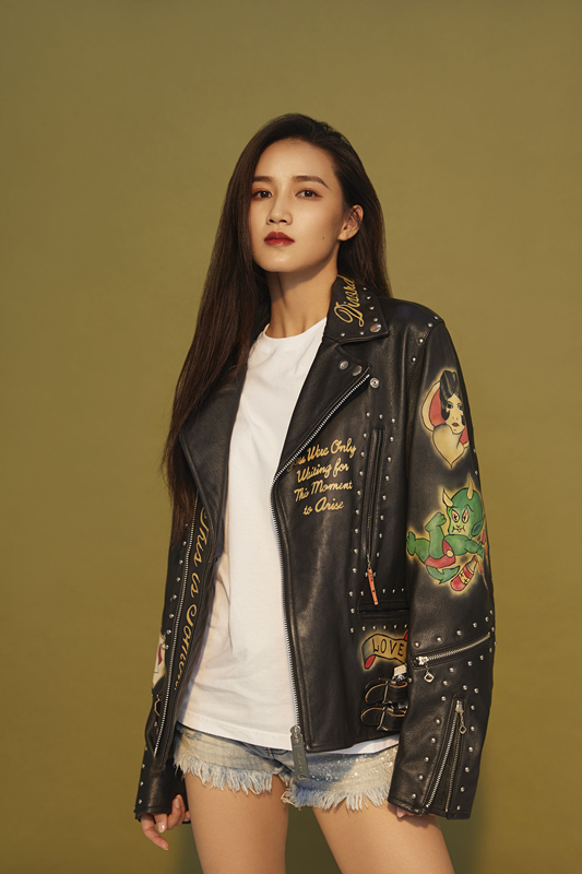 高清女星周开开高挑长腿写真图片