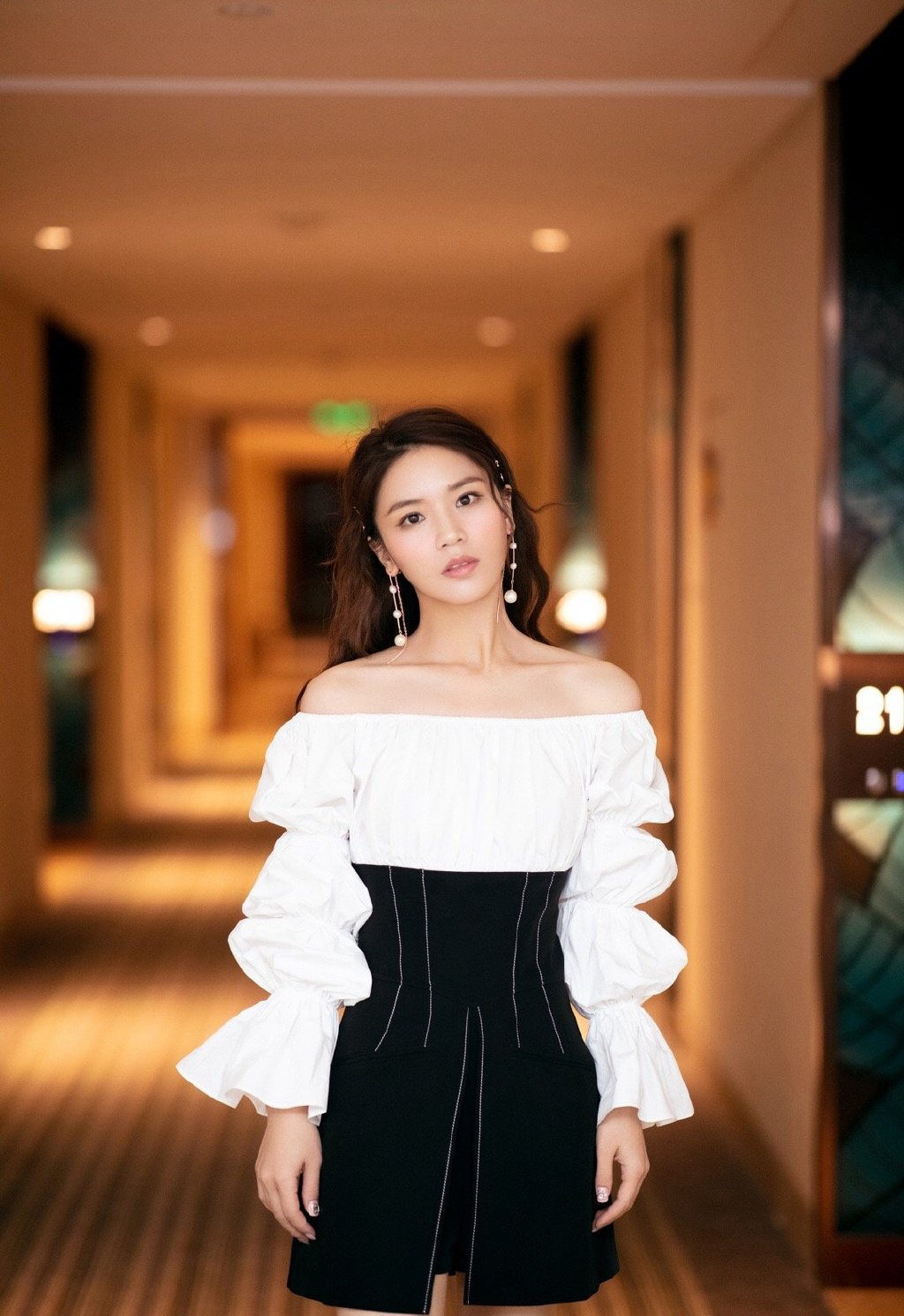 中国内地四川省达州市渠县人女歌手黄英性感灵动写真图片图片