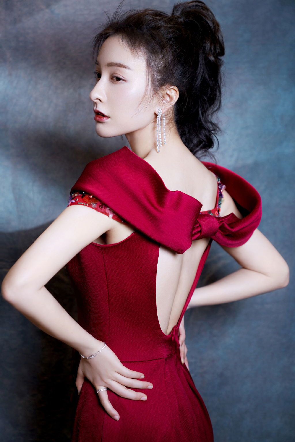 吴昕露肩刺绣裙性感优雅写真图片图片