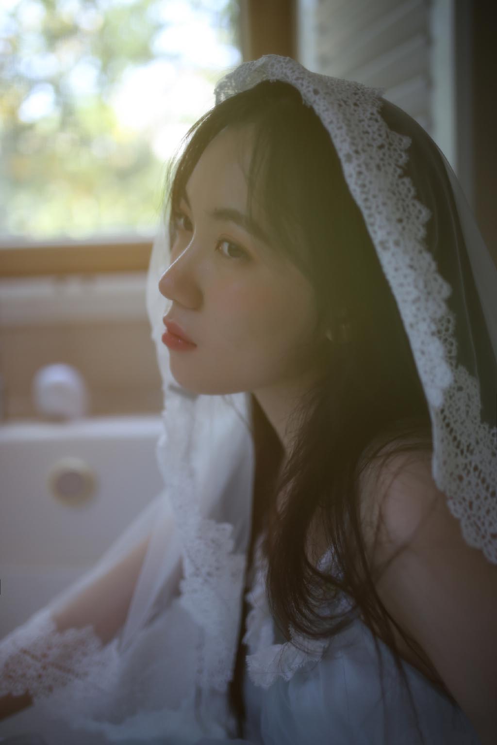 中国内地陕西省西安女演员苗圃鱼尾裙性感写真图片图片