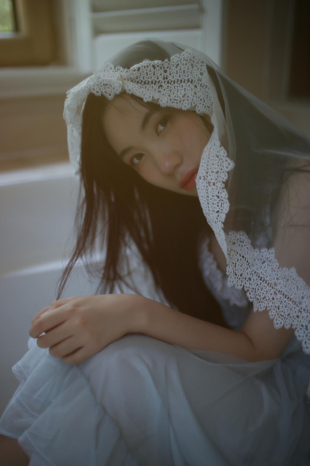 中国内地陕西省西安女演员苗圃黑色包臀裙性感写真图片图片