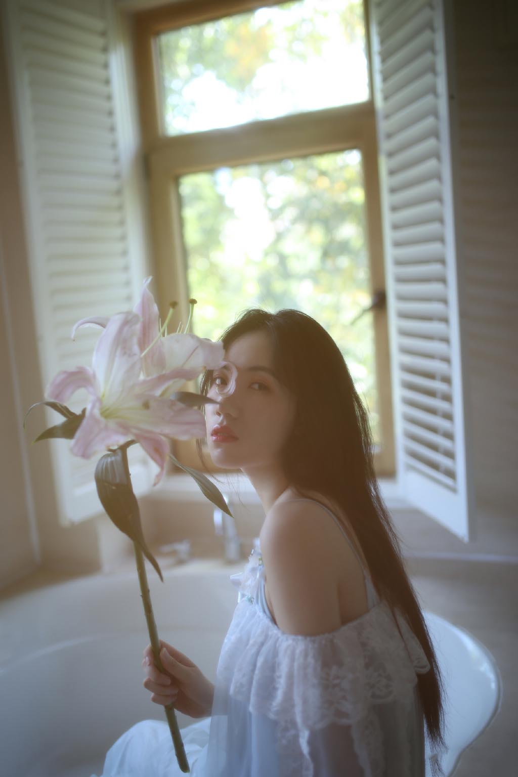 中国内地陕西省西安女演员苗圃黑色包臀裙性感写真图片图片