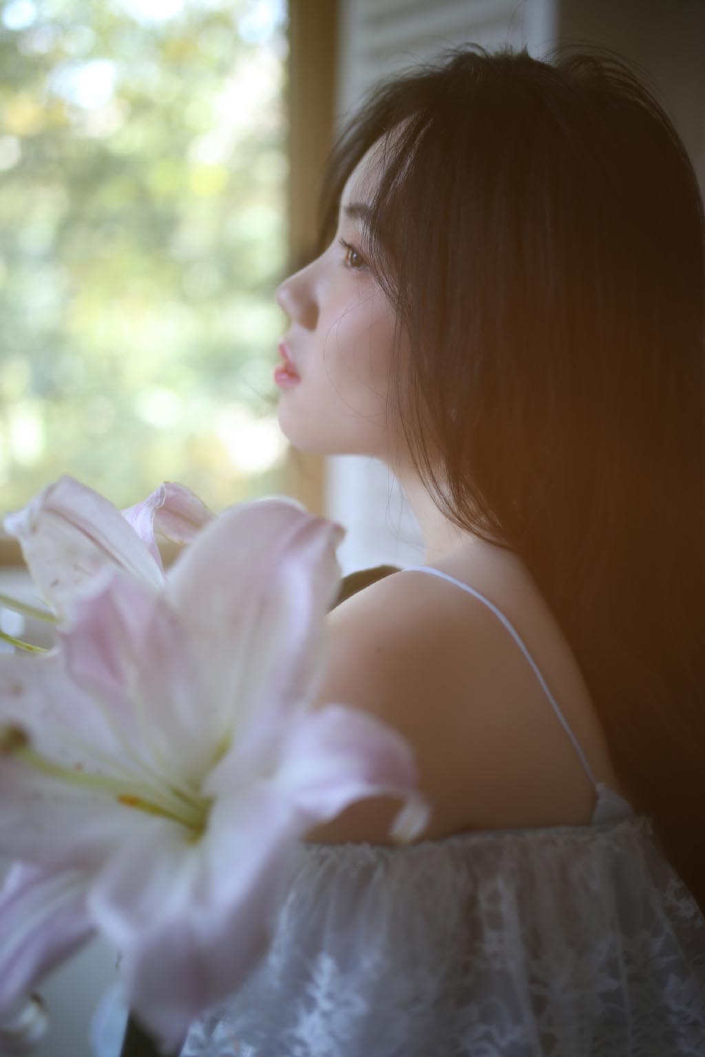 中国内地陕西省西安女演员苗圃黑色包臀裙性感写真图片图片