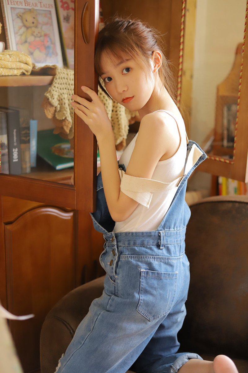 高清吉林美女演员舒畅优雅迷人异国街拍高清图片图片