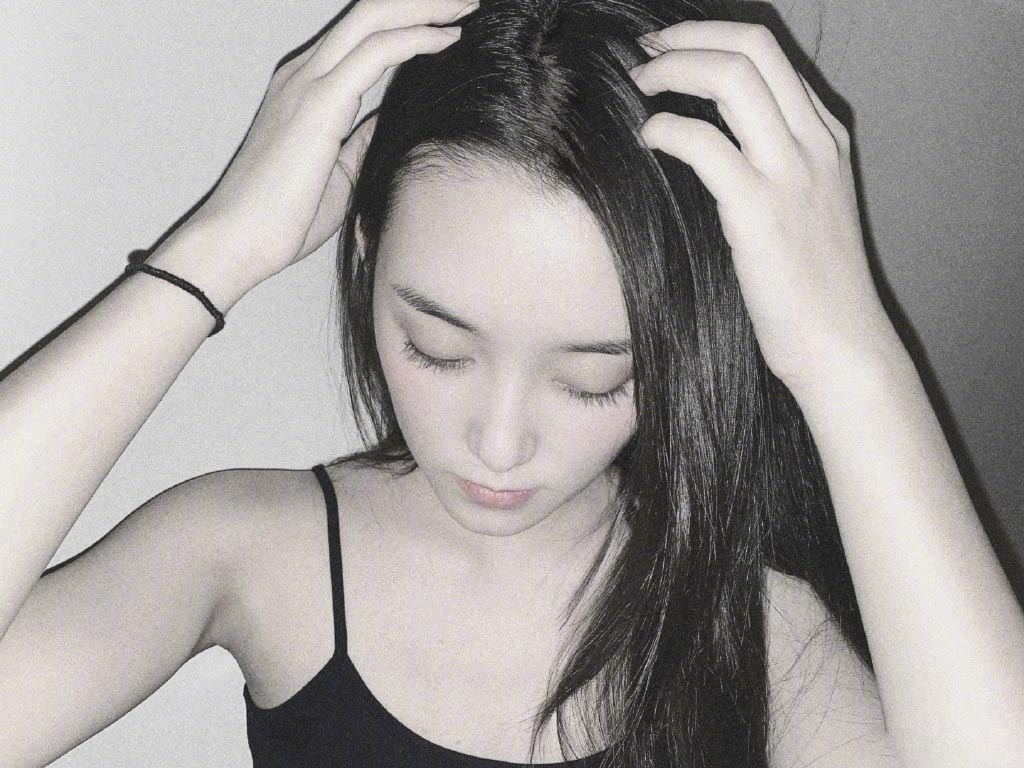蒋依依夜晚自拍照图片图片