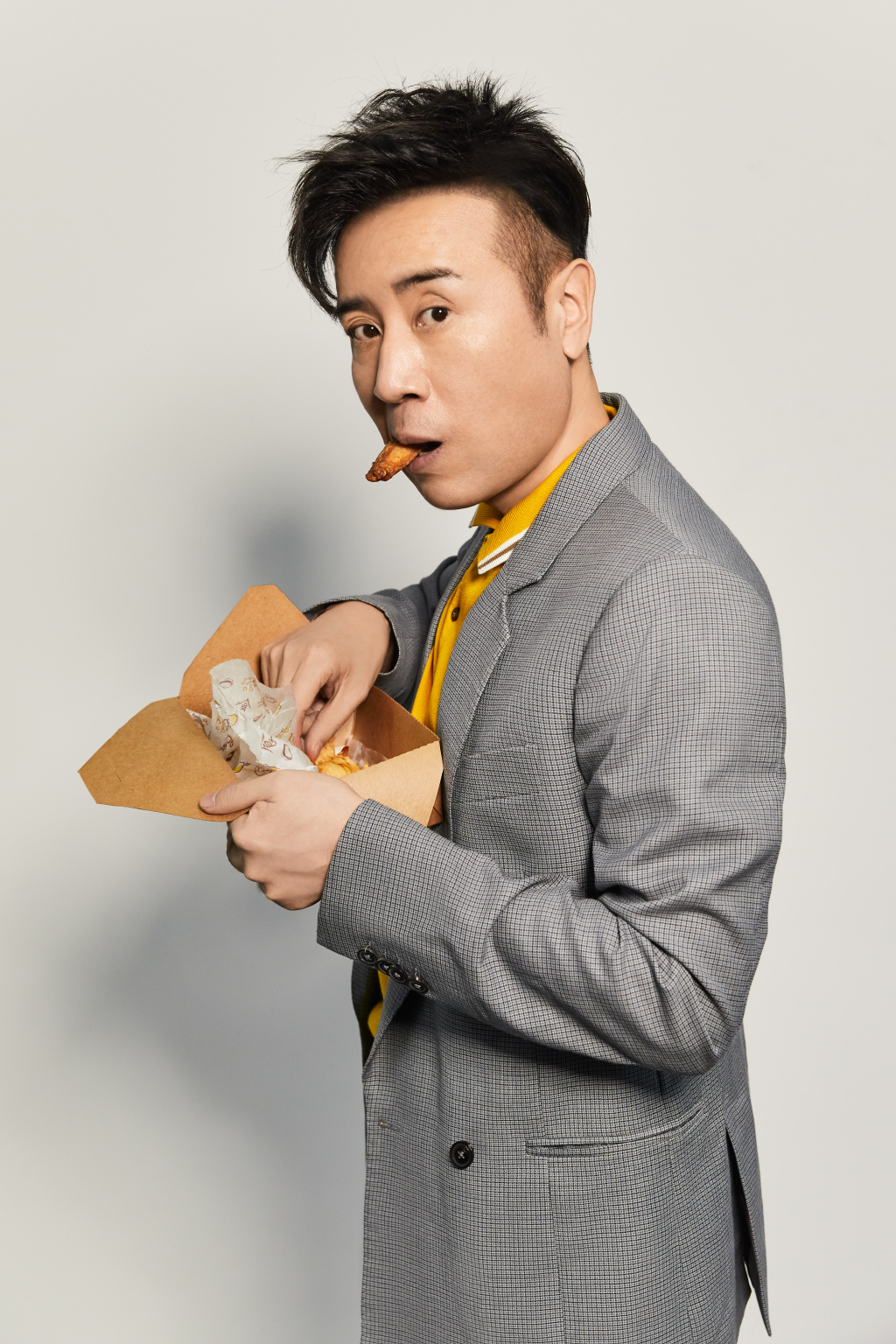 中国大陆辽宁省抚顺男演员于和伟童灰色西服帅气写真图片图片