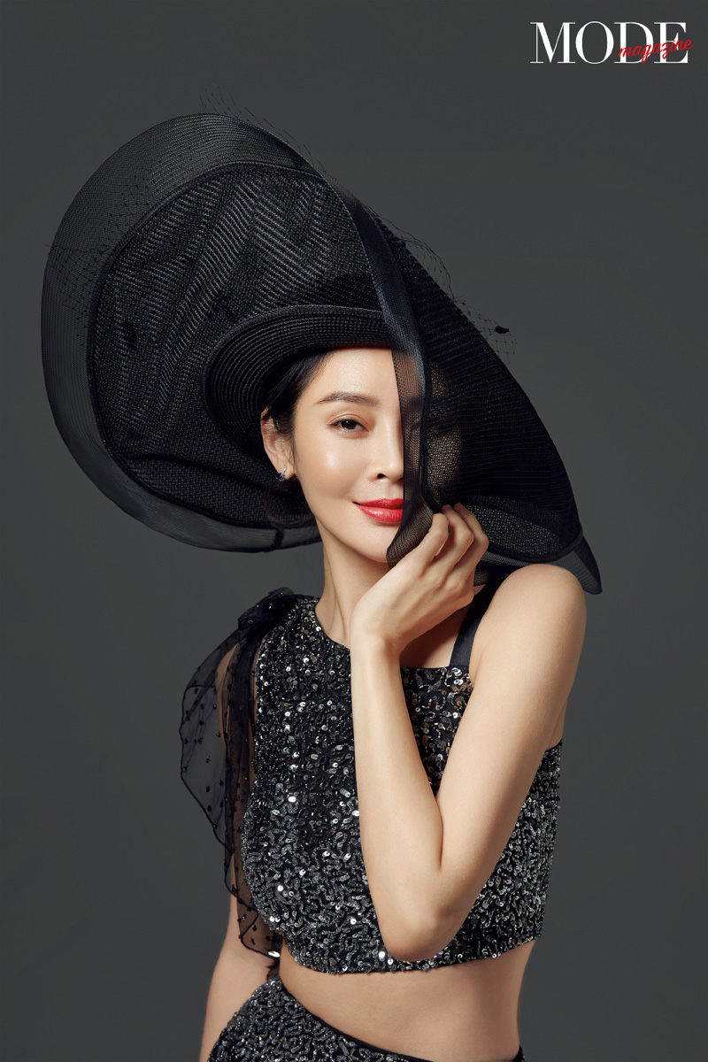 中国内地吉林省长春市南关女演员于明加Lorla气质美女明星床上调皮写真图片