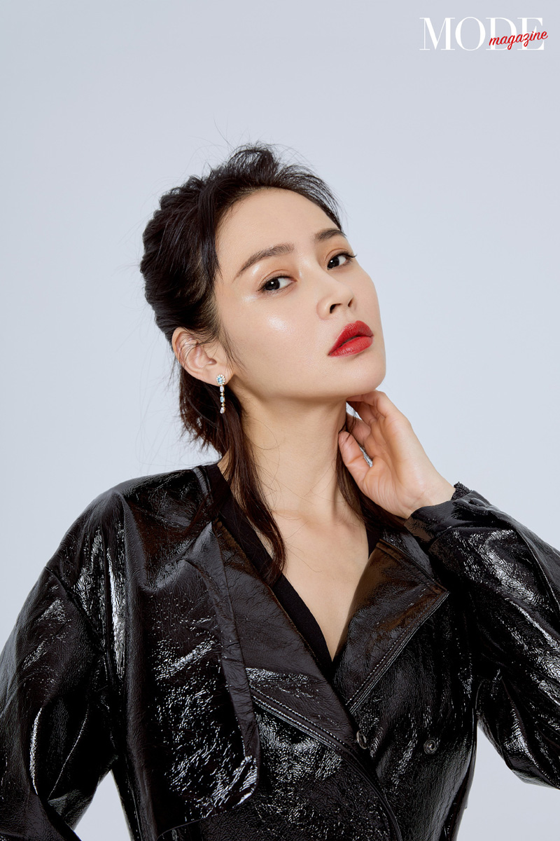 中国内地吉林省长春市南关女演员于明加Lorla气质美女明星床上调皮写真图片