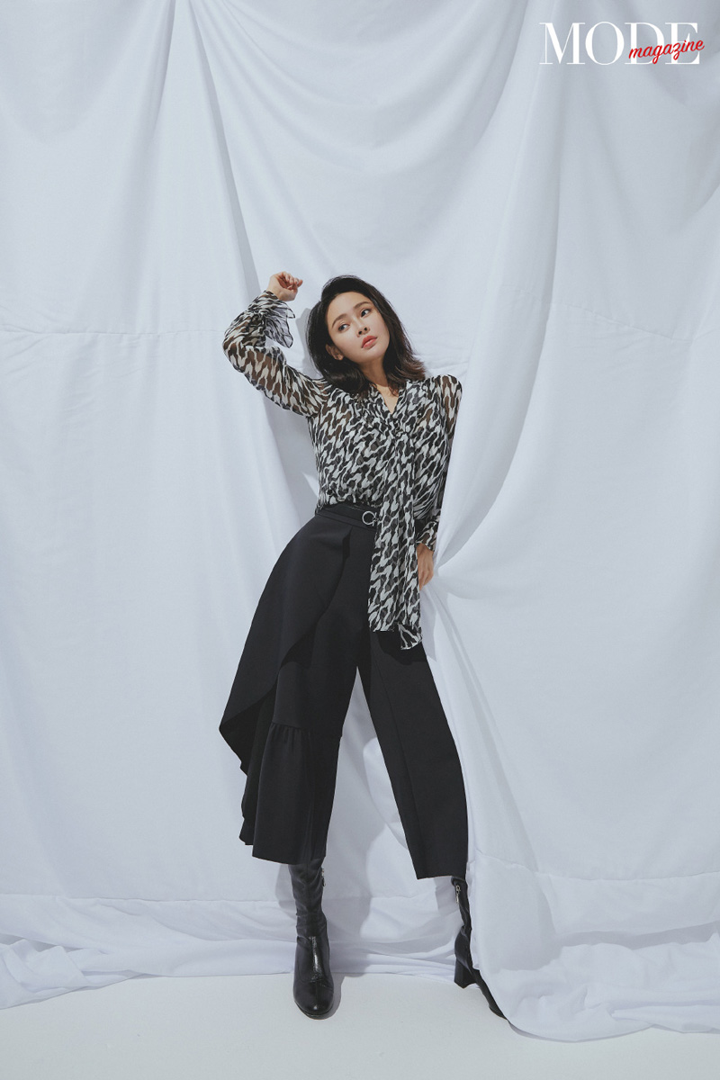 中国内地吉林省长春市南关女演员于明加Lorla气质美女明星床上调皮写真图片