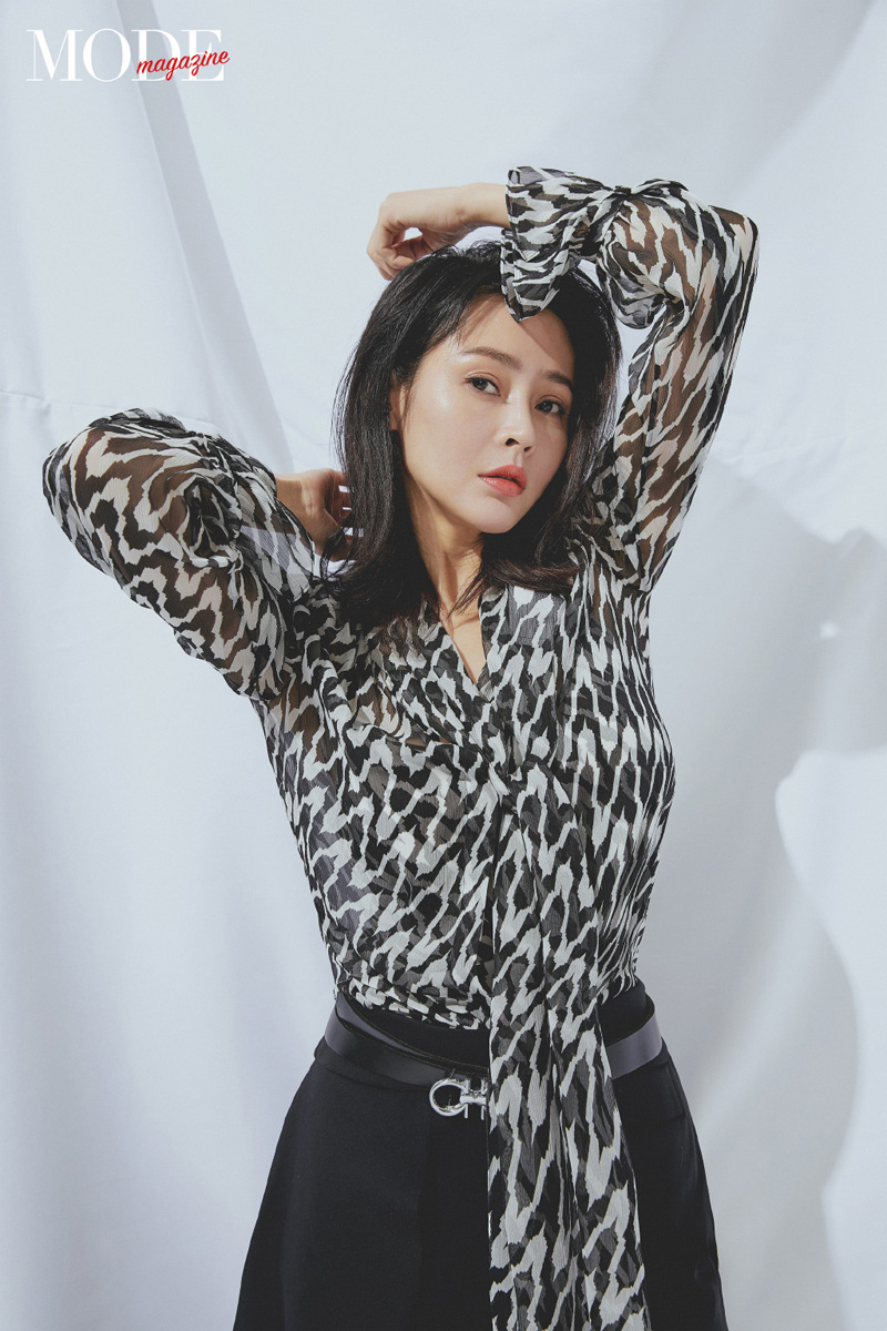 中国内地吉林省长春市南关女演员于明加Lorla气质美女明星床上调皮写真图片