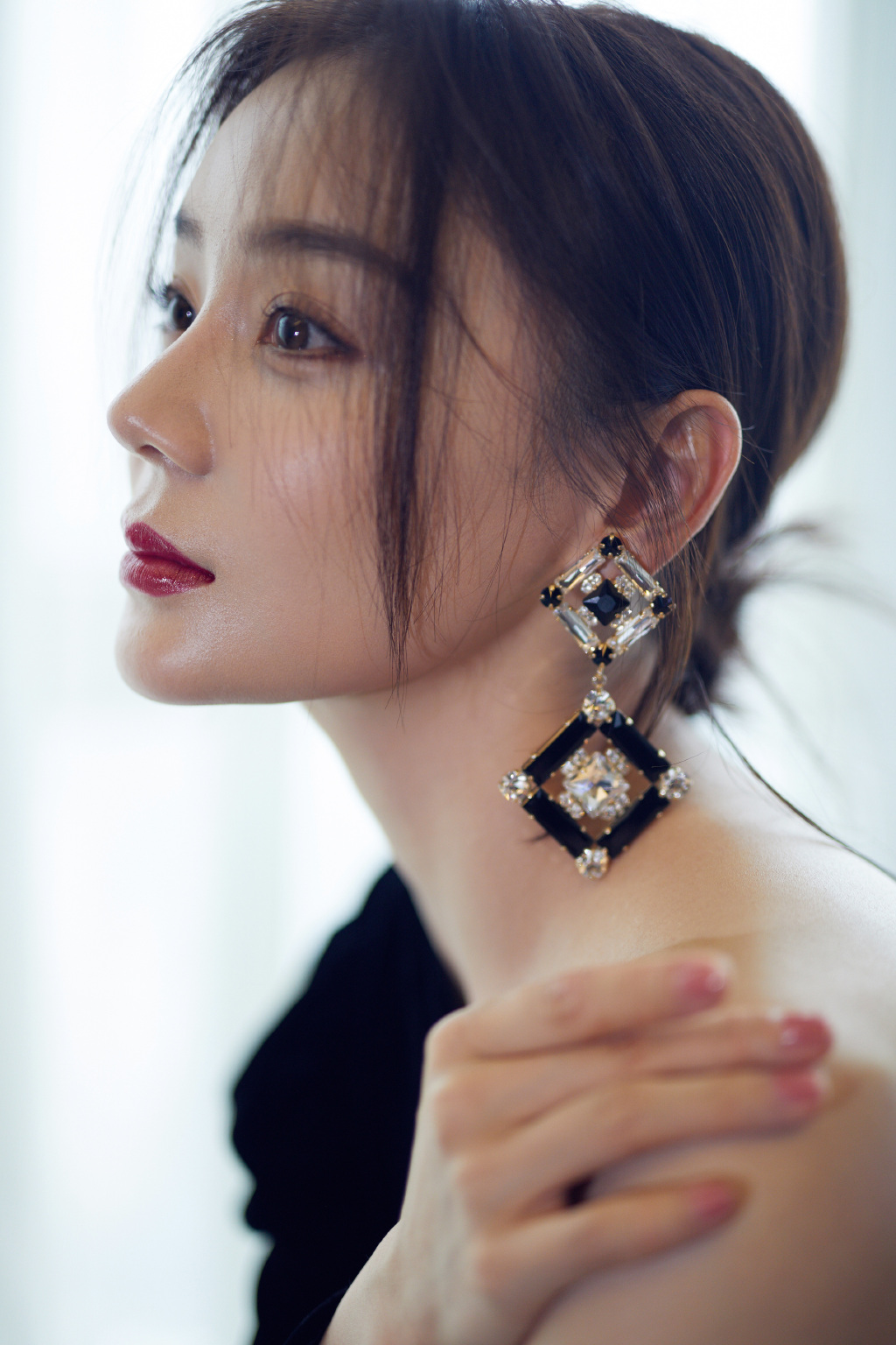 高清中国内地影视湖北省襄阳女演员袁姗姗羽毛裙唯美写真桌面壁纸图片