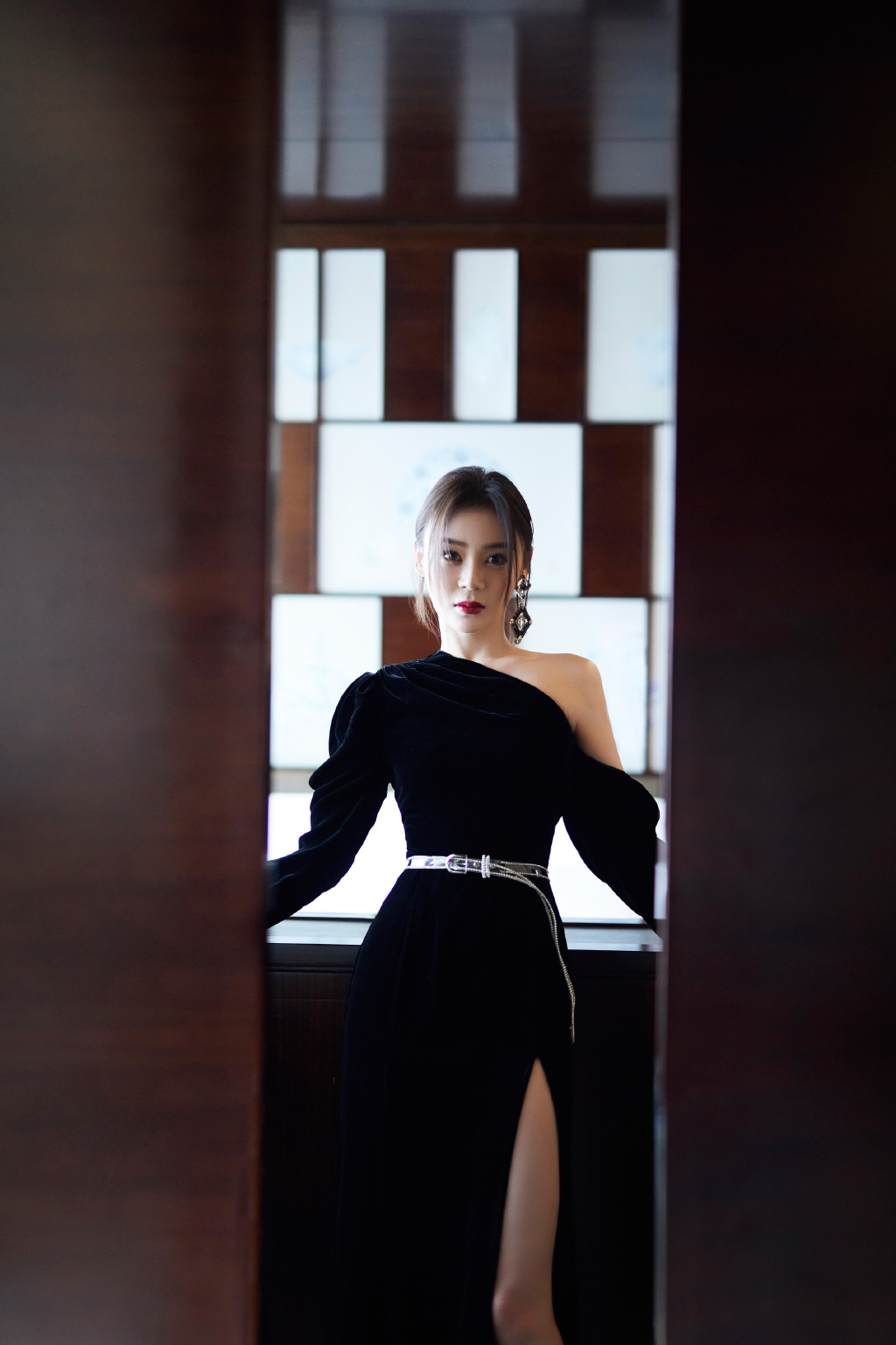 高清中国内地影视湖北省襄阳女演员袁姗姗羽毛裙唯美写真桌面壁纸图片