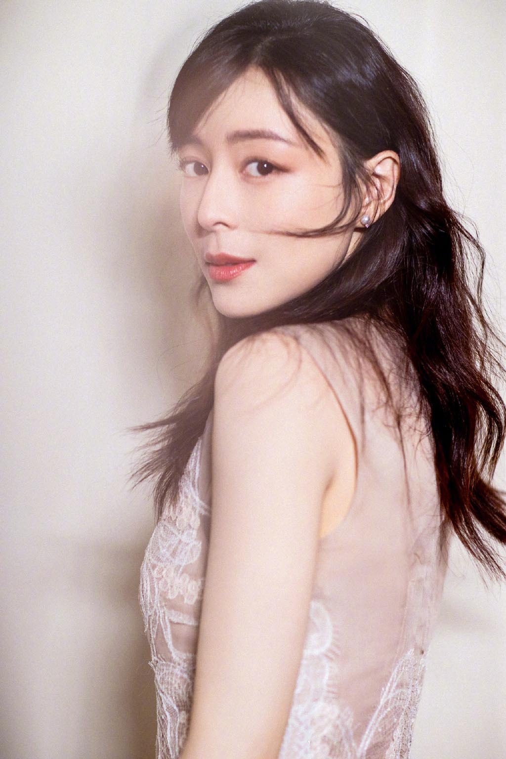 中国内地福建永安女演员张静初红衣造型写真图片：知性优雅图片