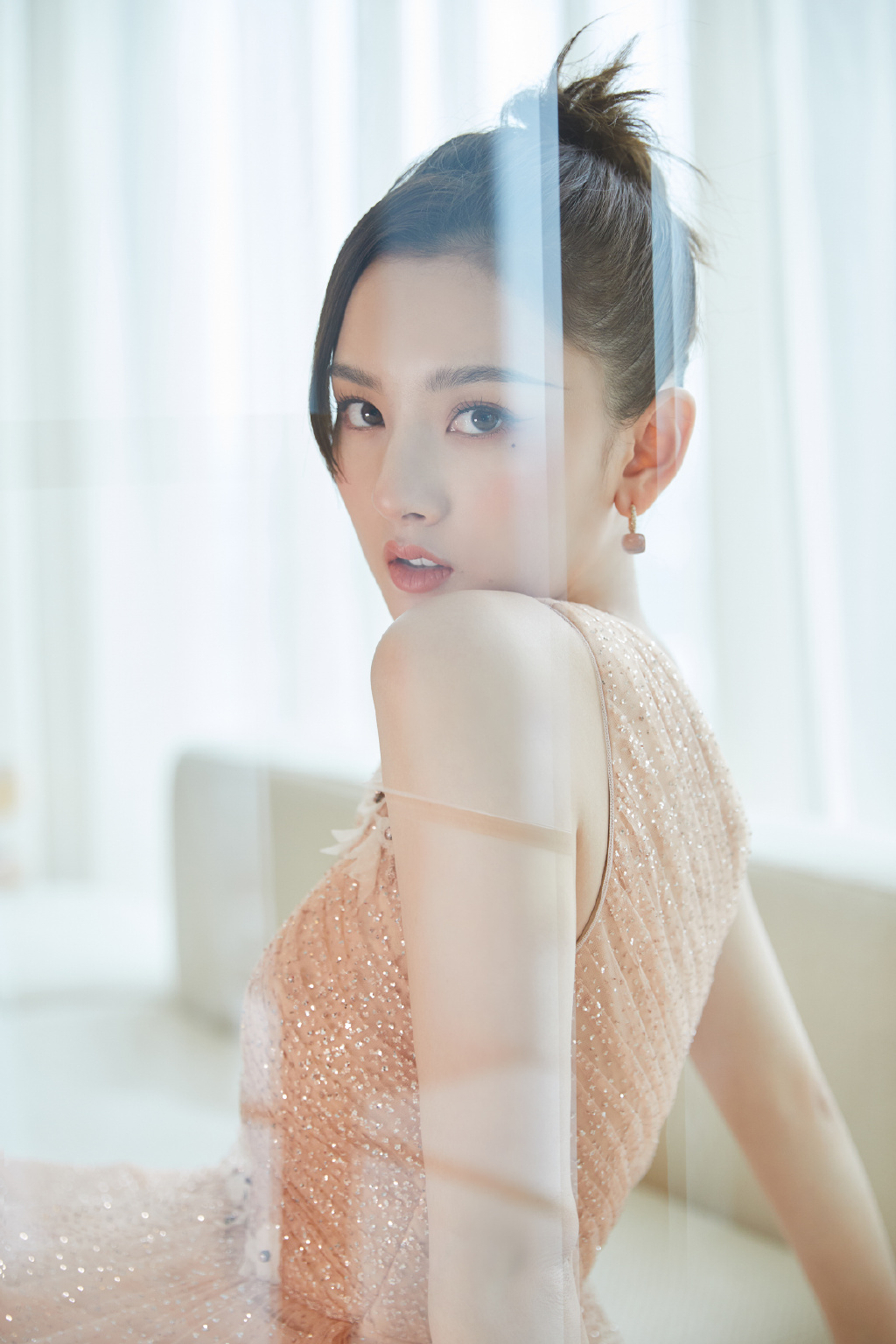 中国北京当代95后女演员小哪吒宋祖儿时尚清新写真桌面壁纸图片