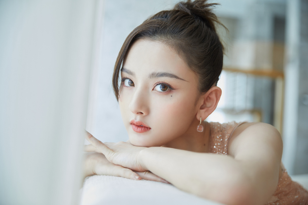 中国北京当代95后女演员小哪吒宋祖儿时尚清新写真桌面壁纸图片