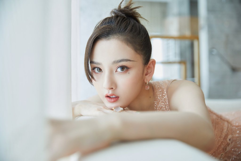 中国北京当代95后女演员小哪吒宋祖儿时尚清新写真桌面壁纸图片