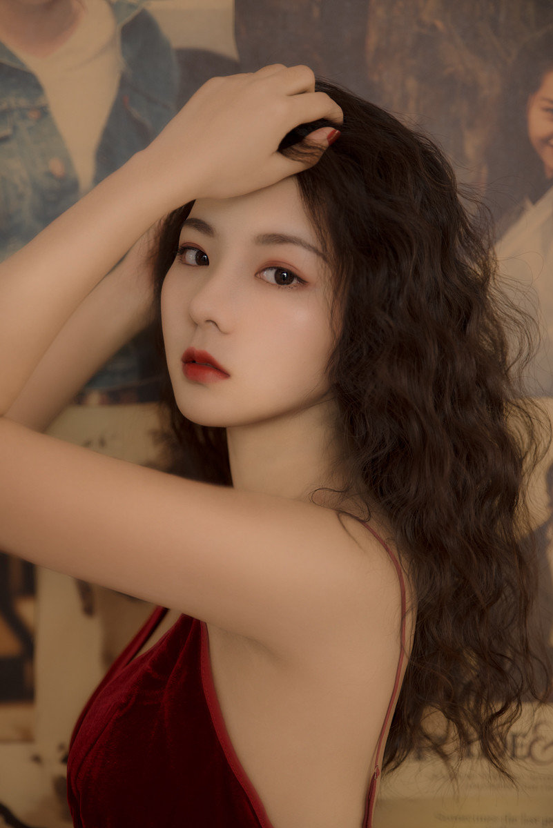中国内地新疆乌鲁木齐市影视女演员古力娜扎双丸子头甜美写真图片图片