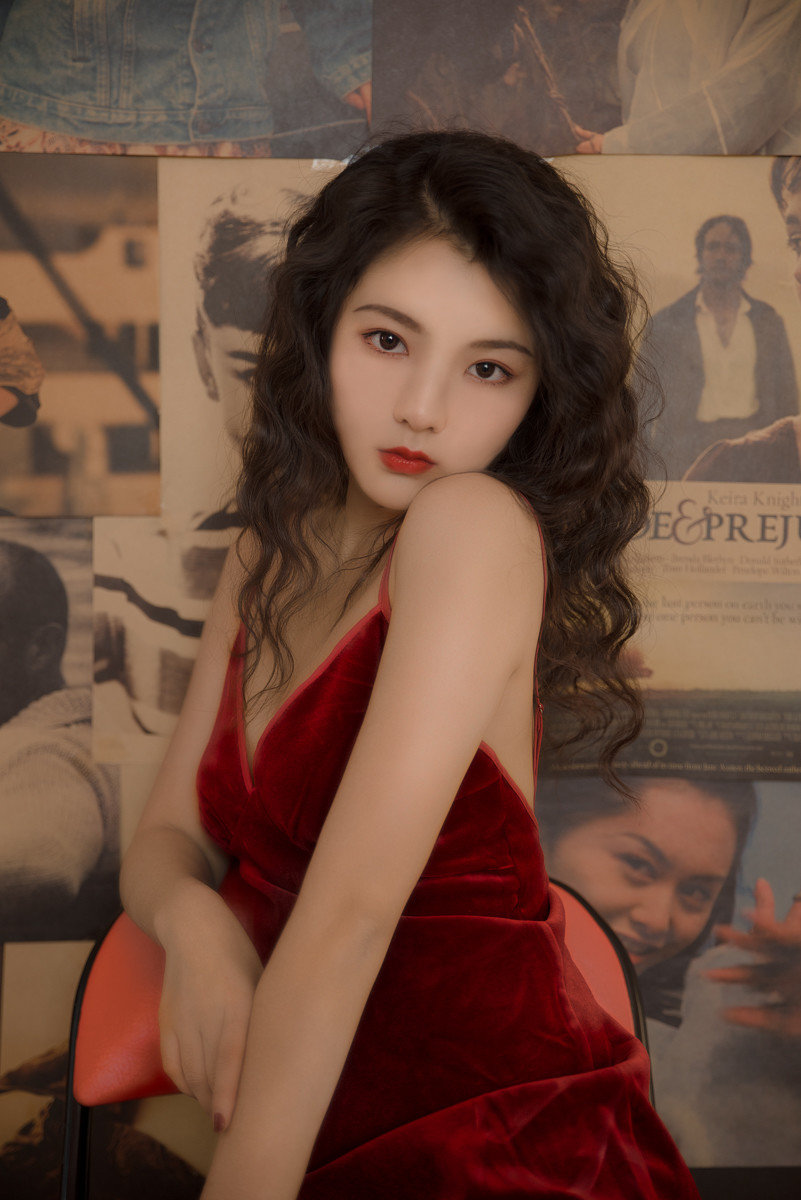 中国内地新疆乌鲁木齐市影视女演员古力娜扎双丸子头甜美写真图片图片