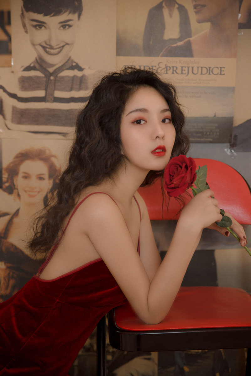 中国内地新疆乌鲁木齐市影视女演员古力娜扎双丸子头甜美写真图片图片