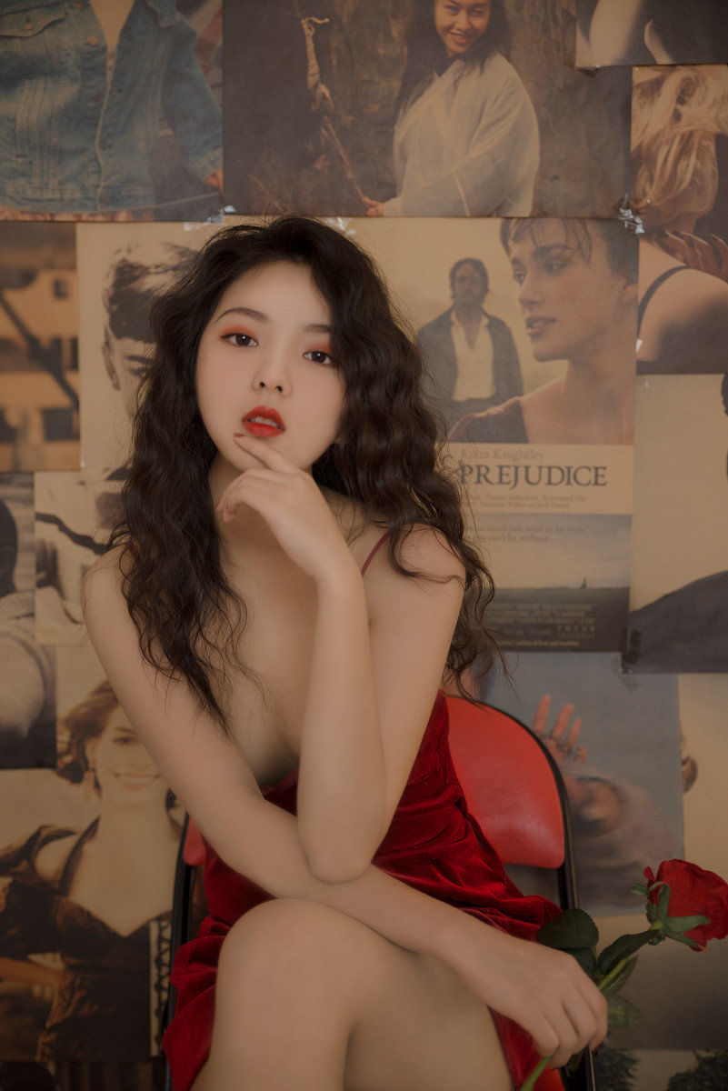 中国内地新疆乌鲁木齐市影视女演员古力娜扎双丸子头甜美写真图片图片