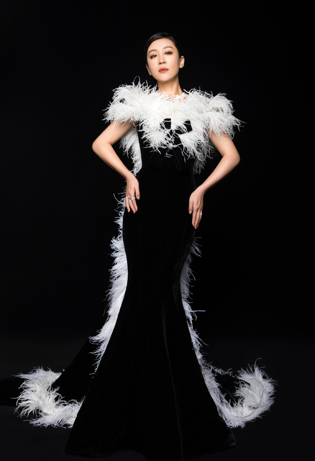 中国内地陕西省西安女演员苗圃鱼尾裙性感写真图片图片