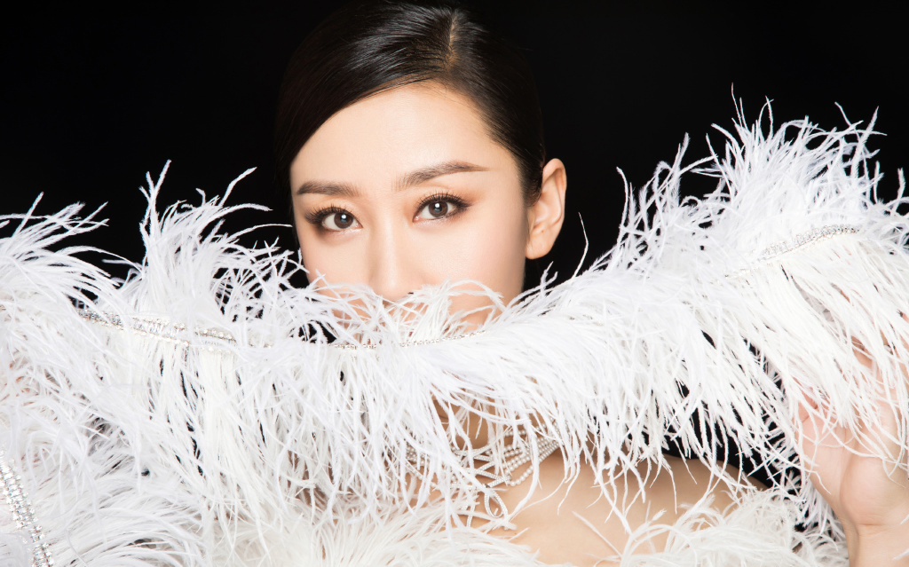 中国内地陕西省西安女演员苗圃鱼尾裙性感写真图片图片