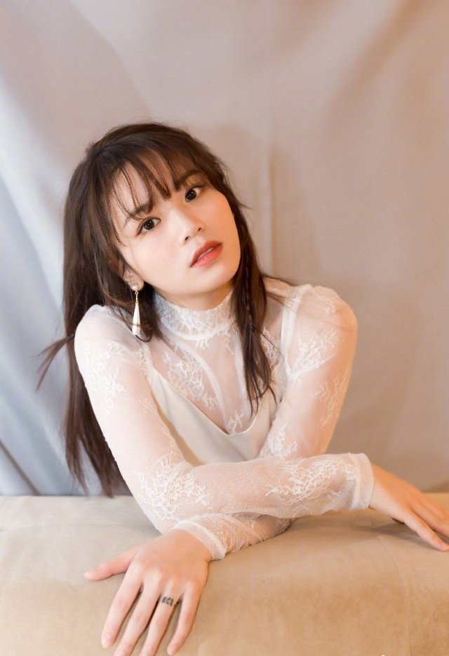 中国内地四川省达州市渠县人女歌手黄英性感灵动写真图片图片