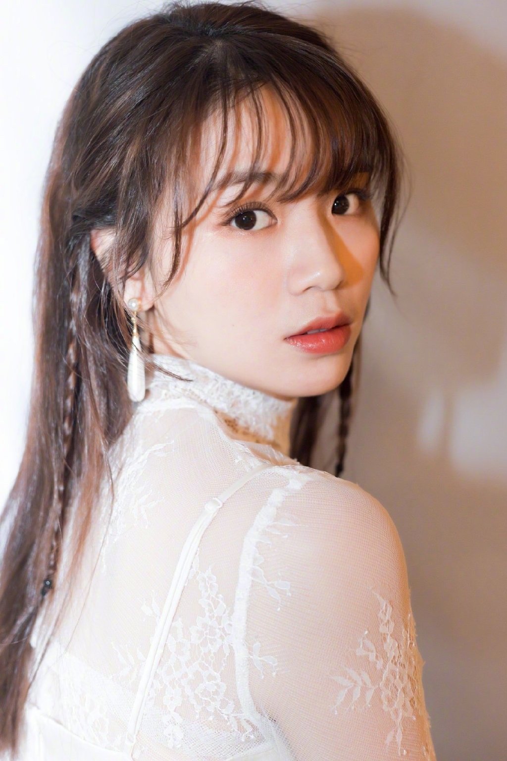 中国内地四川省达州市渠县人女歌手黄英性感灵动写真图片图片