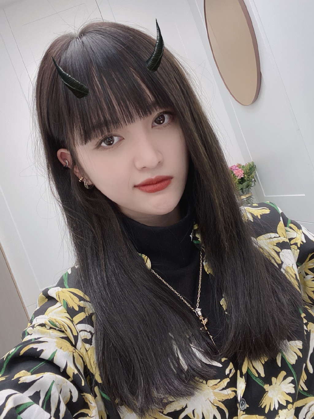 高清女明星吴宣仪漫画刘海自拍照图片图片