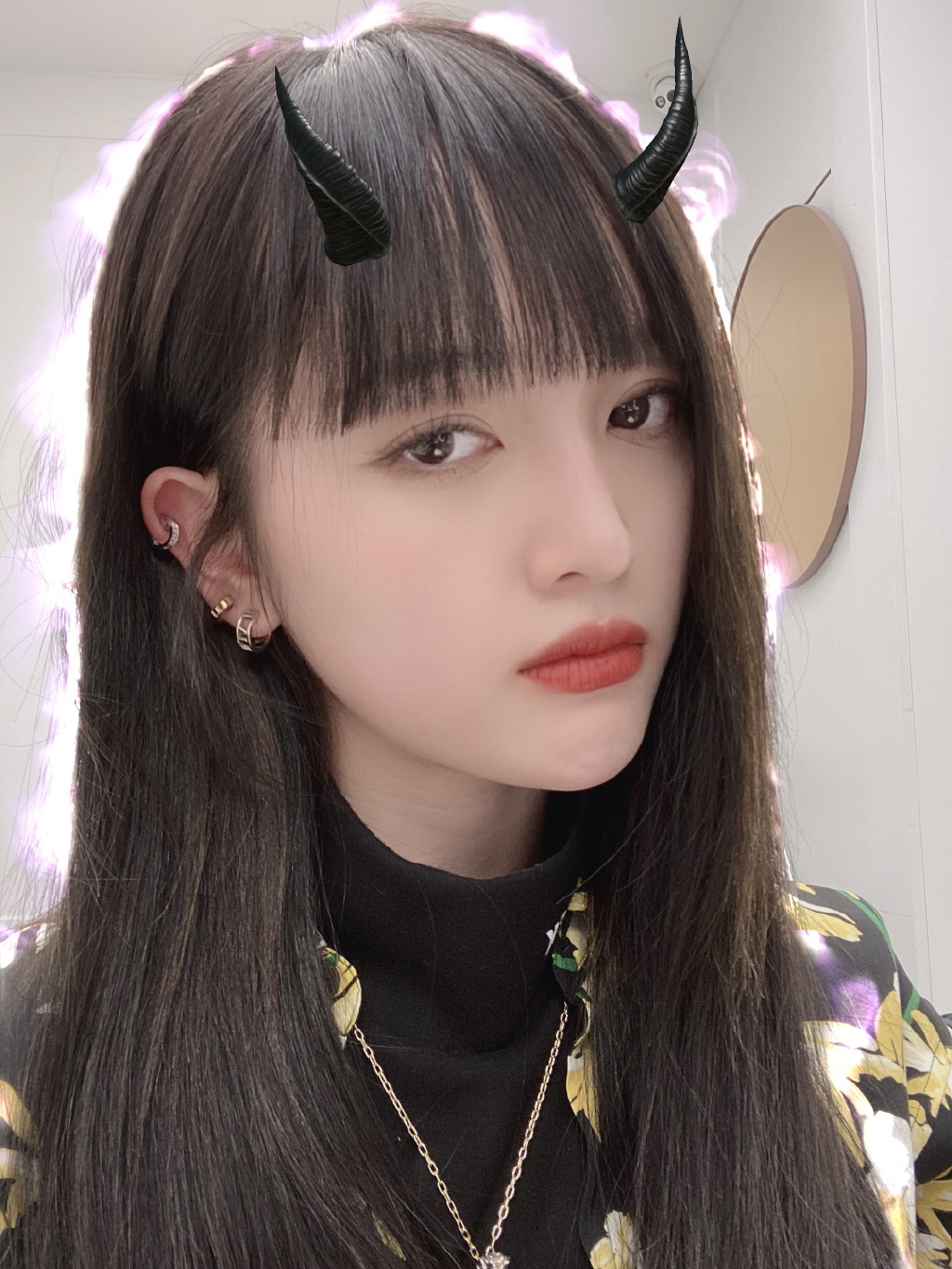 高清女明星吴宣仪漫画刘海自拍照图片图片