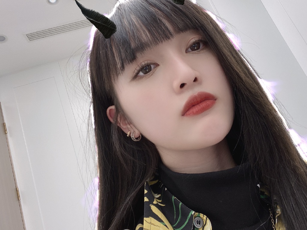 高清女明星吴宣仪漫画刘海自拍照图片图片