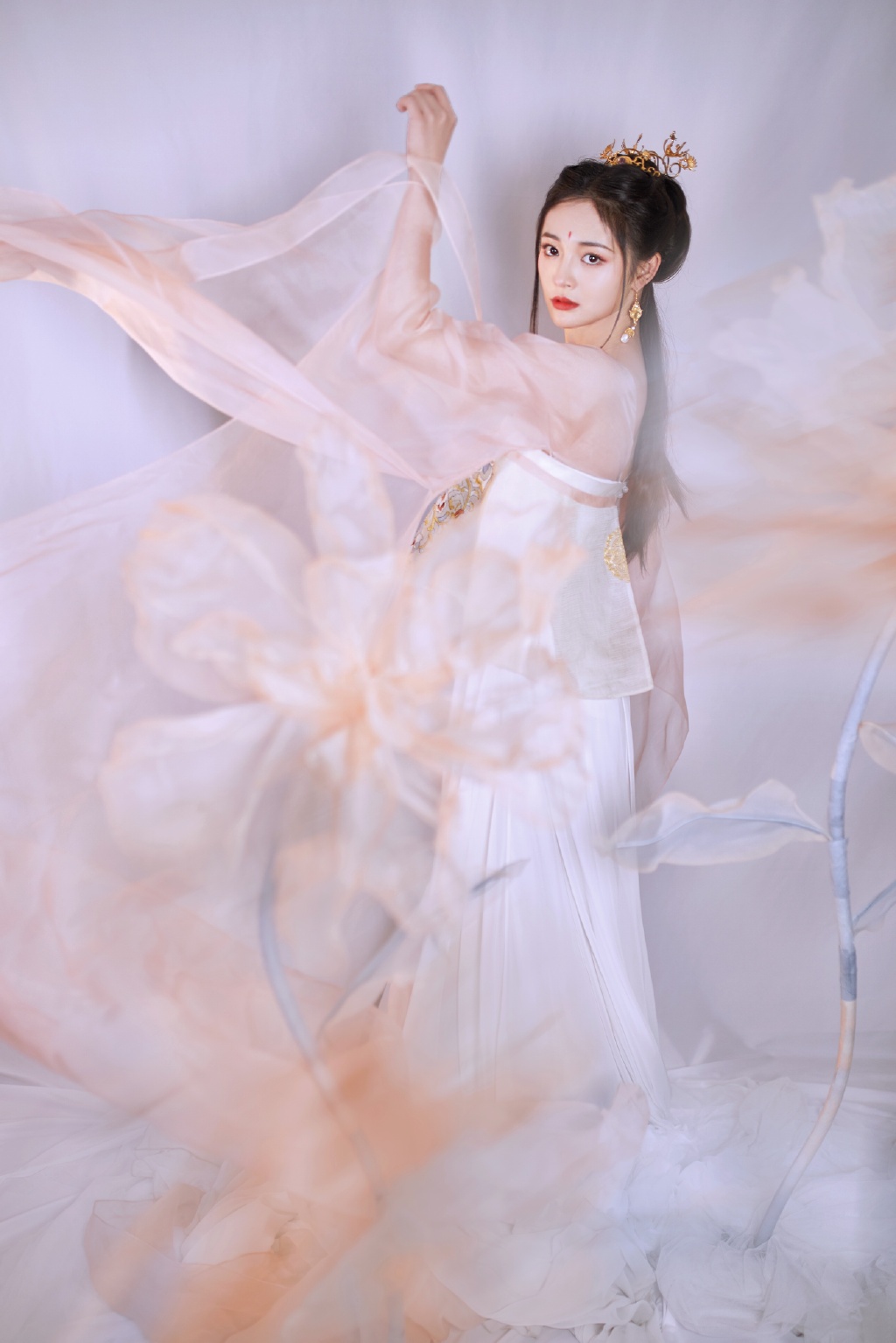 高清上海奉贤美女周洁琼白色裹胸裙性感写真图片图片