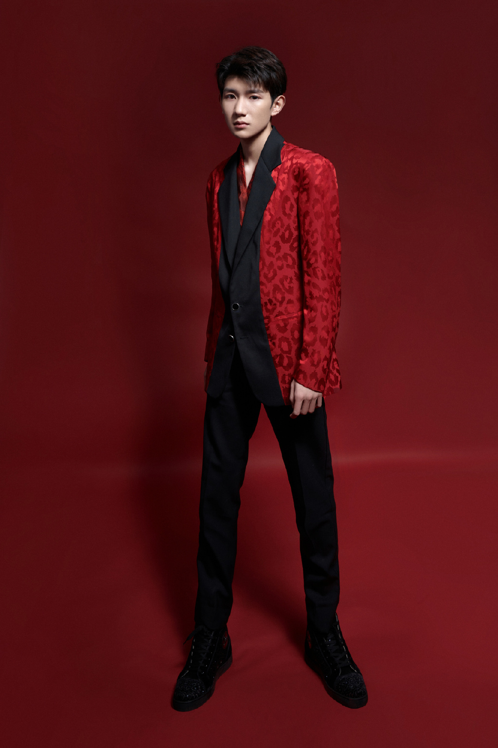 高清中国内地男歌手演员王源2019微博之夜帅气图片图片