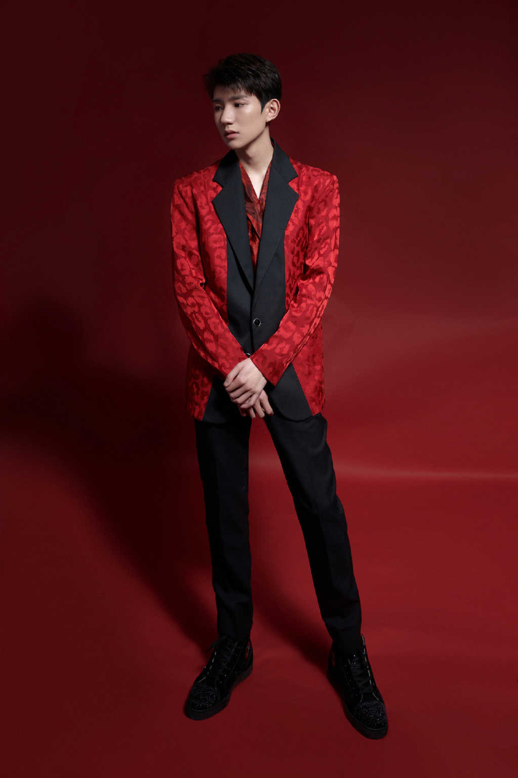 高清中国内地男歌手演员王源2019微博之夜帅气图片图片